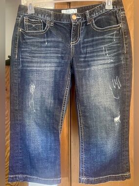 Maurices Sz: 9/10 capri jeans in a medium to dark wash with visible distressing
